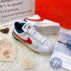 圖片 帝安諾-實體店面 sacai x Nike Zoom Cortez 4.0 白藍紅 解構 阿甘鞋 DQ0581-100