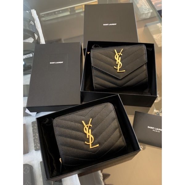 圖片 YSL Saint Laurent 聖羅蘭 三折、拉鍊短夾 經典金扣魚子醬牛皮V字縫線黑色