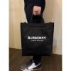 圖片 Burberry 經典 字母logo設計 男生側邊 手提 托特包