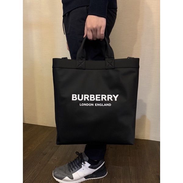 圖片 Burberry 經典 字母logo設計 男生側邊 手提 托特包