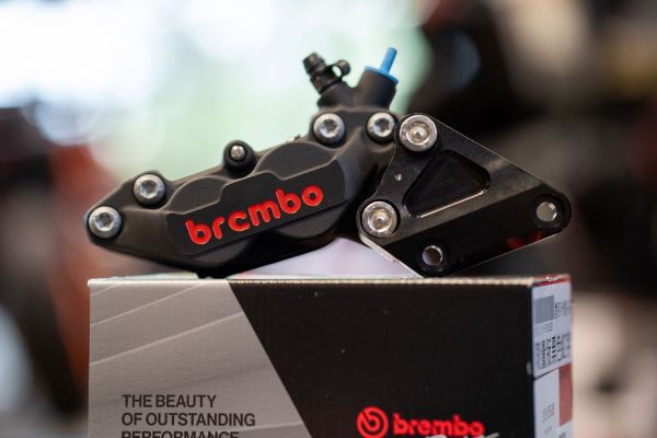 圖片 【Brembo】基本對四卡鉗 黑底紅 (右卡)+【Active】Ninja400對四卡鉗座