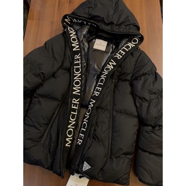 圖片 Moncler 經典 串標刺繡字母logo設計 黑色 連帽羽絨外套