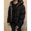 圖片 Moncler 經典 串標刺繡字母logo設計 黑色 連帽羽絨外套