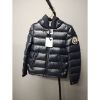 圖片 MONCLER 深藍底袖子LOGO羽絨外套