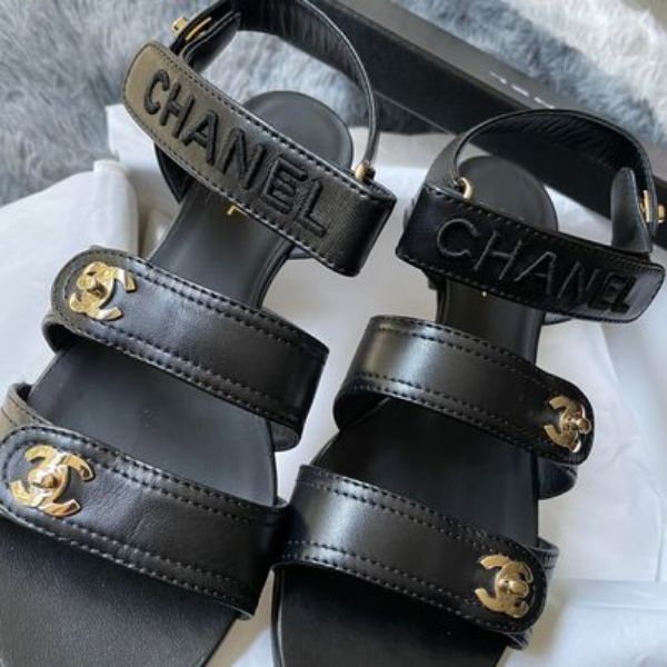 Chanel 37半 黑金轉釦涼鞋