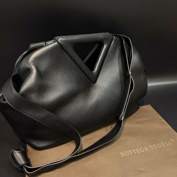 【哈極品】美品《Bottega Veneta BV 黑色全皮 POINT 中款 三角雜誌祖母包 手提包/斜背包》