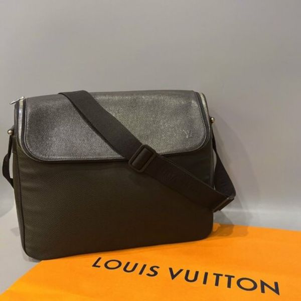 圖片 【哈極品】美品 《 Louis Vuitton LV 黑色TAIGA布拼皮 掀蓋斜背包/肩背包/男包》