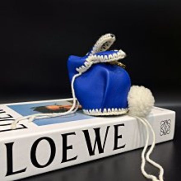 圖片 【哈極品】閒置品《LOEWE 羅威 藍色兔子造型 全皮零錢鑰匙包/掛件/吊飾》