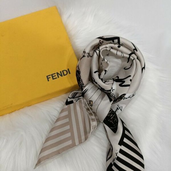 圖片 【哈極品】美品《FENDI 芬迪 白色90x90公分 線條包包造型 方巾/絲巾》