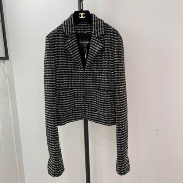 圖片 Chanel 23a 高級手工坊系列秀款黑白針織開衫外套