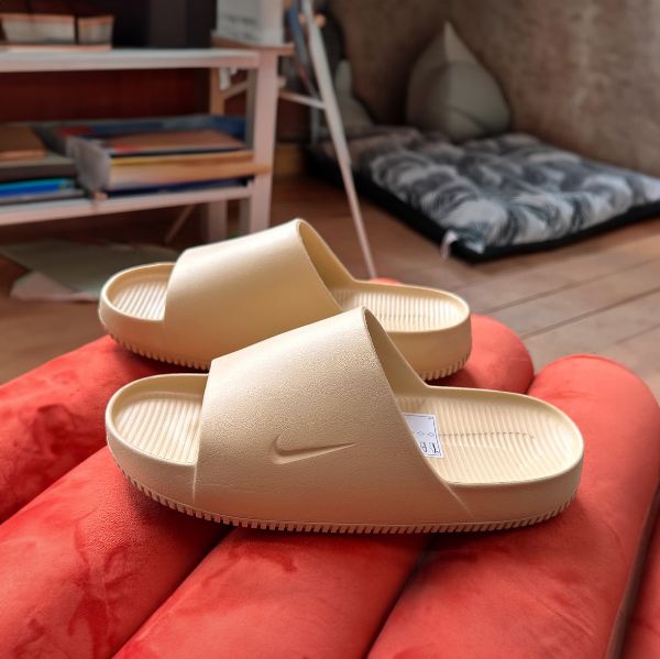 iSNEAKERS 現貨 NIKE CALM SLIDE 奶茶色麵包拖鞋 DX4816-200