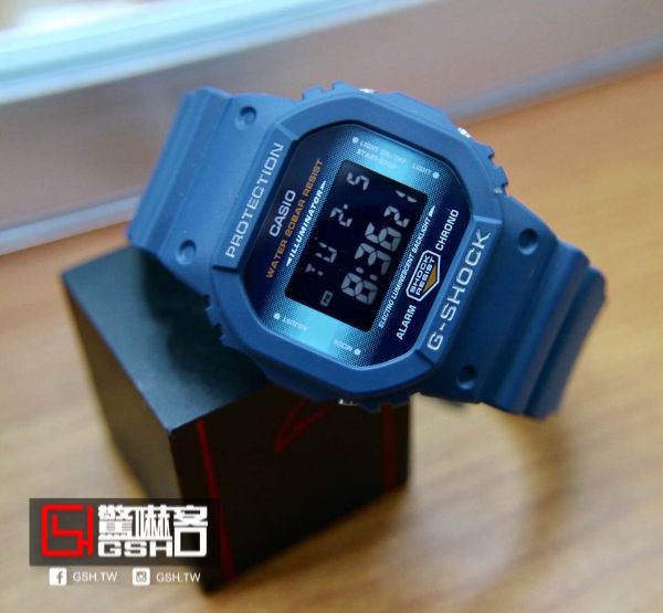 圖片 G-SHOCK 經典流行設計電子休閒錶 黑X藍 DW-5600CC-2