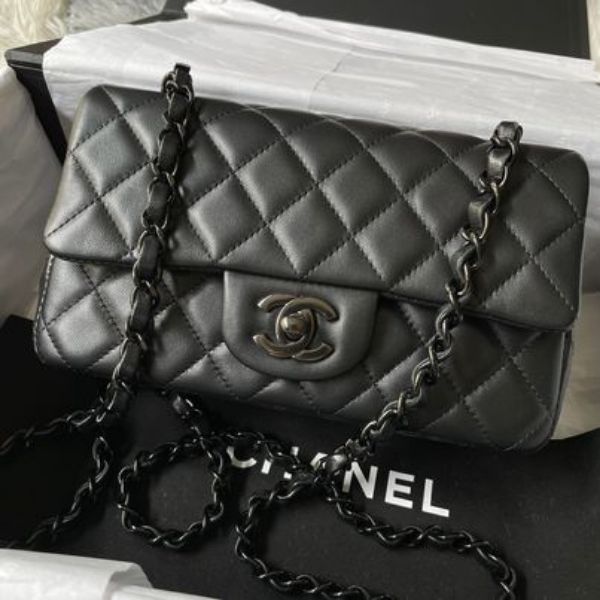 Chanel 21b so black mini cf