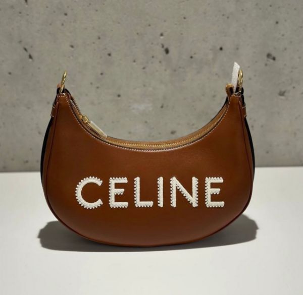 圖片 Celine 196923 平滑小牛皮刺繡 Logo 中款Ava 牛角包 黃褐色