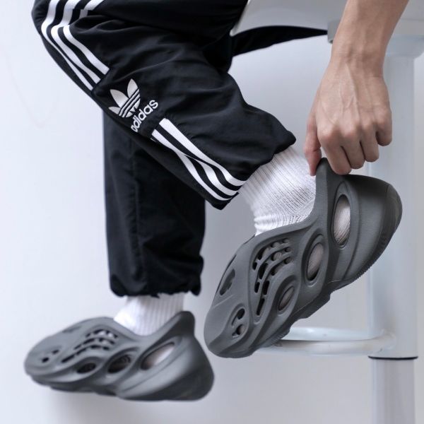 ADIDAS YEEZY FOAM RUNNER Carbon 碳灰色洞洞鞋IG5349-zingala商店
