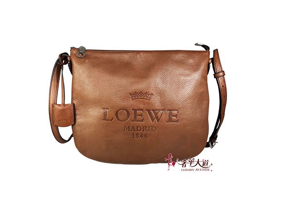 圖片 ＊奢華大道國際精品＊【LW205】LOEWE駝色牛皮 HERITAGE 徽章系列斜背扁包