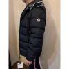 圖片 Moncler 帽子字母設計 搭配手臂小logo 羽絨外套