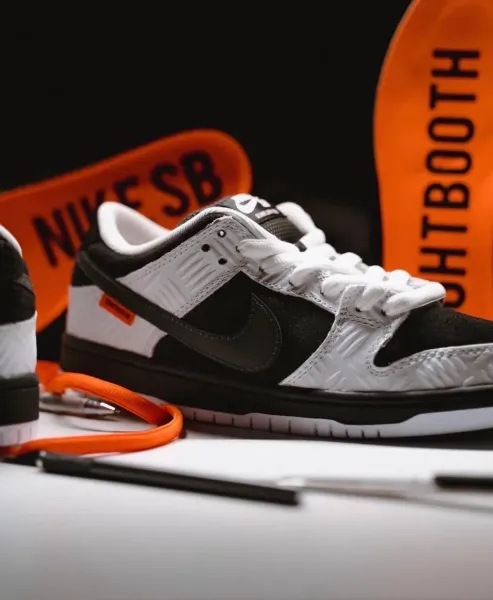 TIGHTBOOTH x NIKE DUNK SB LOW PRO "Black and White 黑白 聯名款 FD2629-100