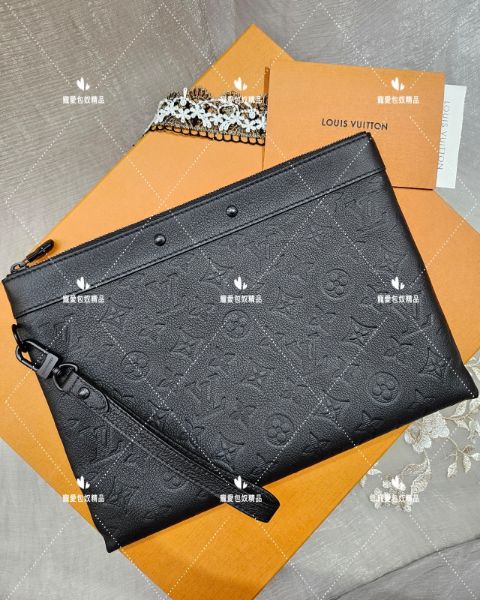 圖片 LV M81570 POCHETTE TO-GO 黑色壓紋 手拿包