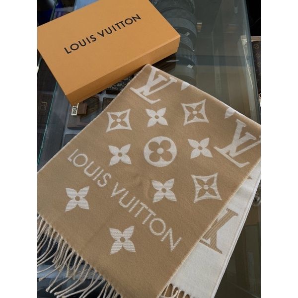 圖片 Louis Vuitton LV 經典滿版 雙面可使用 奶茶色 圍巾 預購