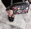 圖片 Anya Hindmarch All Over Stickers Bag 貼圖斜背包 黑 