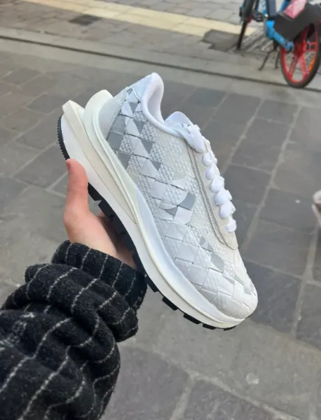 圖片 Sacai X Jean Paul Gaultier X Nike Vaporwaffle Woven "White" 灰白編織 格紋 白色 解構 DR5209-100/預購