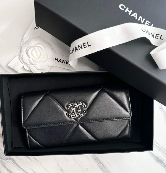 圖片 已售出可預購））Chanel  19長夾 原廠保固 稀有釋出 超級搶手 比櫃上便宜 今年購入 送背鏈可當19woc 