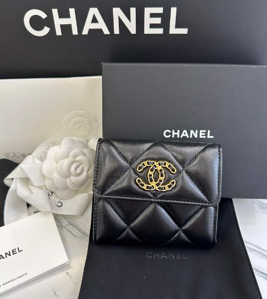 圖片 已售出可預購））Chanel 19短夾 全新全配送禮可 今年台灣購證 極少量配貨釋出