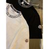 圖片 Moncler 經典衣領字母圍繞設計搭配手臂小Logo 黑色 白色 男生 男款 短袖T恤上衣