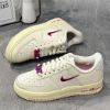 圖片 NIKE W AIR FORCE 1 07 奶白色 桃紅小勾 翻轉LOGO FB8251-101