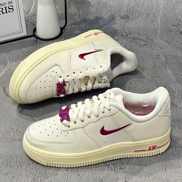 NIKE W AIR FORCE 1 07 奶白色桃紅小勾翻轉LOGO FB8251-101-zingala商店