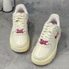 圖片 NIKE W AIR FORCE 1 07 奶白色 桃紅小勾 翻轉LOGO FB8251-101