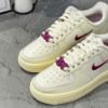 圖片 NIKE W AIR FORCE 1 07 奶白色 桃紅小勾 翻轉LOGO FB8251-101