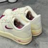 圖片 NIKE W AIR FORCE 1 07 奶白色 桃紅小勾 翻轉LOGO FB8251-101