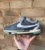 圖片 NIKE x Sacai Zoom Cortez Iron Grey 灰白 阿甘 解構 鐵灰色 灰色 聯名 DQ0581-001/預購