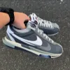 圖片 NIKE x Sacai Zoom Cortez Iron Grey 灰白 阿甘 解構 鐵灰色 灰色 聯名 DQ0581-001/預購