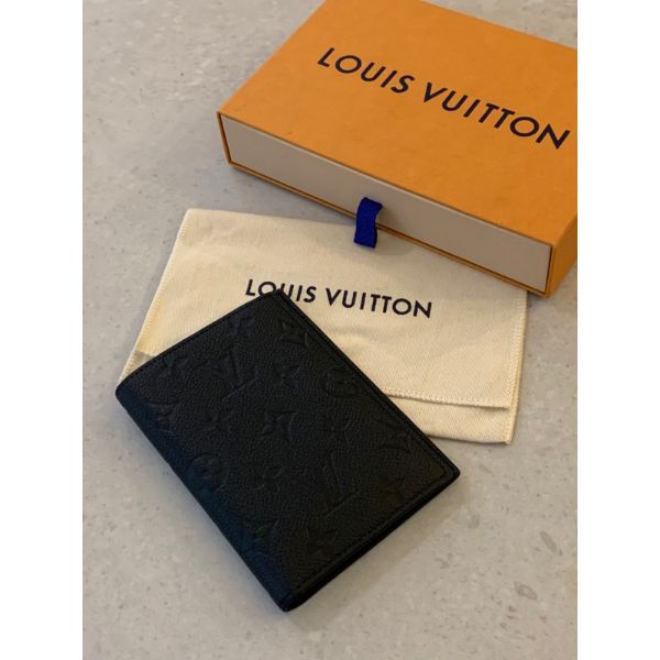 圖片 Louis Vuitton LV 黑色壓紋滿版設計 男生 護照夾