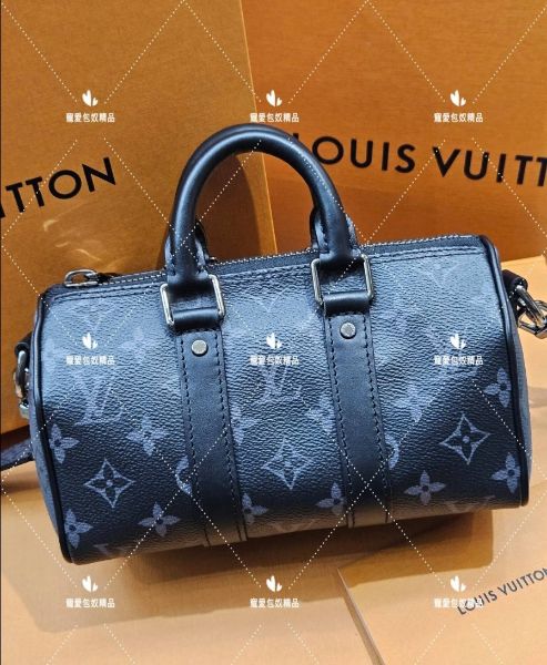 圖片 LV M45947 KEEPALL XS 黑老花 PVC 小款 圓筒包 / 側背包   