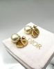 圖片 Dior Tribales 金色飾面金屬和白色樹脂珍珠耳環《2024季度新品》