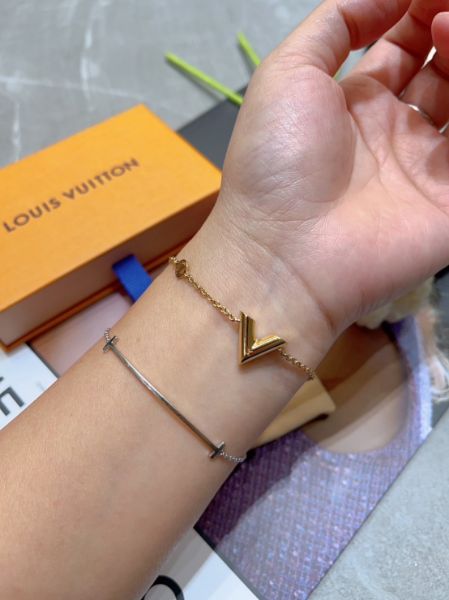 圖片 LV  ESSENTIAL V 經典L LOGO吊墜簡約款造型手鍊  M00858 