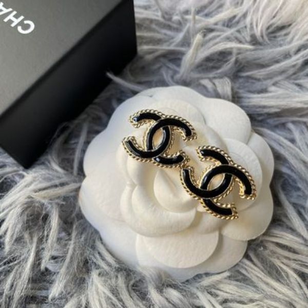 圖片 Chanel 黑金琺瑯耳針