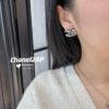 圖片 Chanel 黑金琺瑯耳針