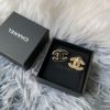 圖片 Chanel 黑金琺瑯耳針