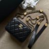 圖片 Chanel 22a早秋手工坊黑金荔枝硬幣相機包