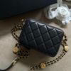 圖片 Chanel 22a早秋手工坊黑金荔枝硬幣相機包