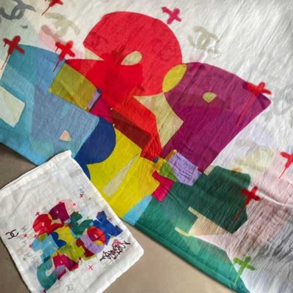 圖片 Chanel 彩色印花手繪感圍巾+收納袋