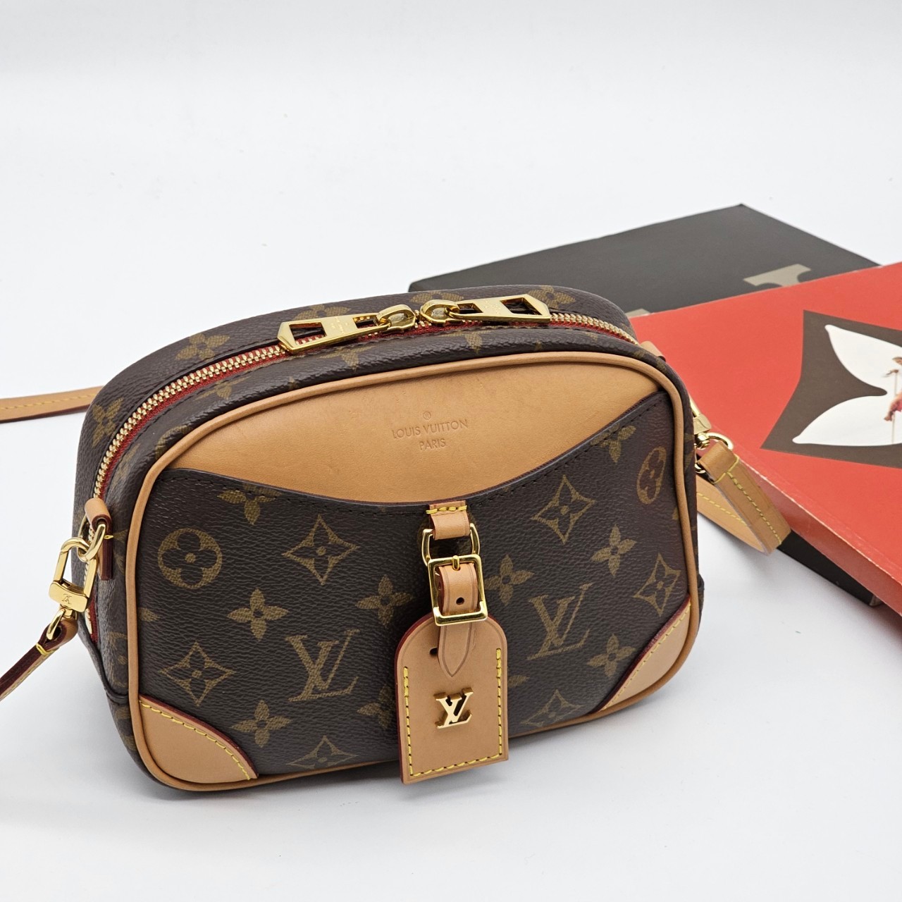 【哈極品】美品《 Louis Vuitton LV 老花字紋 Deauville Mini 相機包/斜背包》