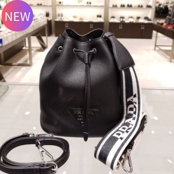 圖片 Prada 1BE060 柔軟皮革水桶包 黑色《2024季度新品》