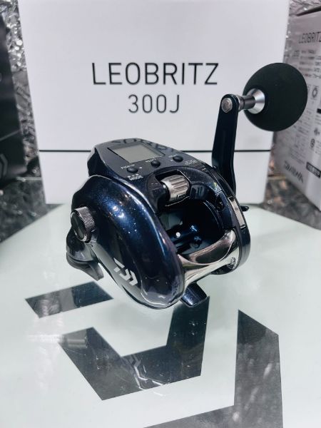 圖片 三郎釣具//Daiwa 23年 LEOBRITZ 300J 電動捲線器 電捲 捲線器 小搞搞 敲底 白帶 天亞 泡綿船