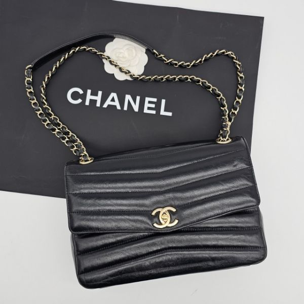 圖片 【哈極品】美品《CHANEL 香奈兒 黑色 全皮 橫條紋 雙C 鍊帶 側肩包/肩背包》